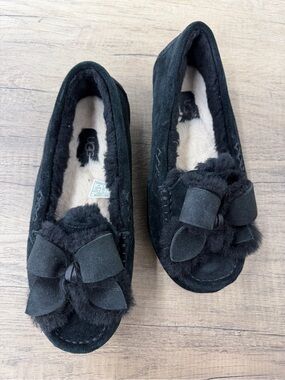 UGG Ansley Bow Black Suede Shearling Slippers Moccasins 1129430 Mens 8